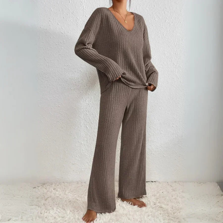 Freja – Two-piece set with straight-leg trousers and V-neck top