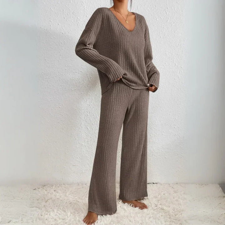 Freja – Two-piece set with straight-leg trousers and V-neck top