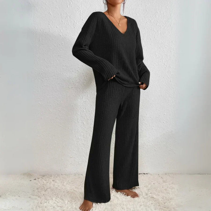 Freja – Two-piece set with straight-leg trousers and V-neck top