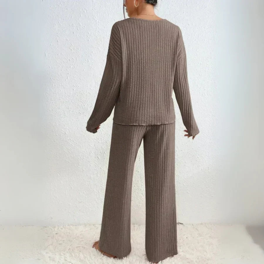 Freja – Two-piece set with straight-leg trousers and V-neck top