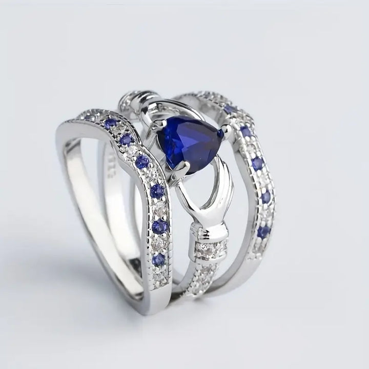 Johanne – Silver ring with engraved sapphire motif