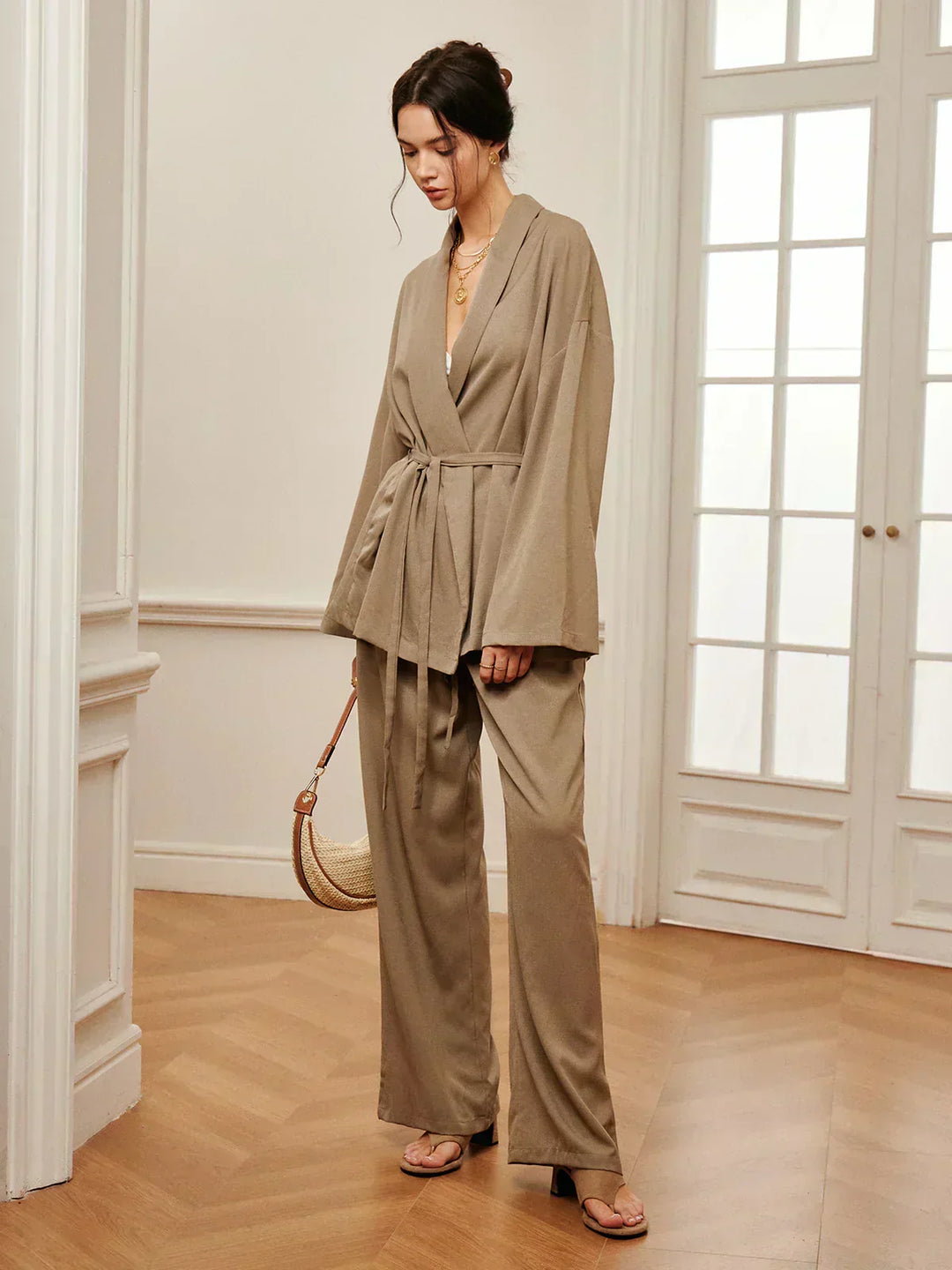 Trouser set with pleats and belt for leisure