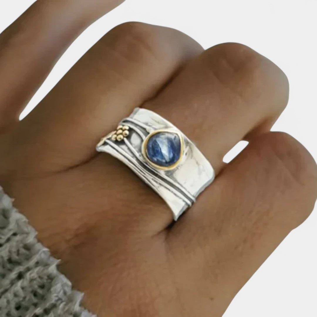 Emma - Elegant vintage silver ring with blue sapphire