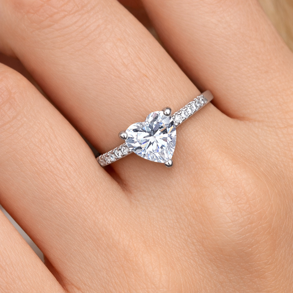 Vibeke - Ring with heart-shaped stone
