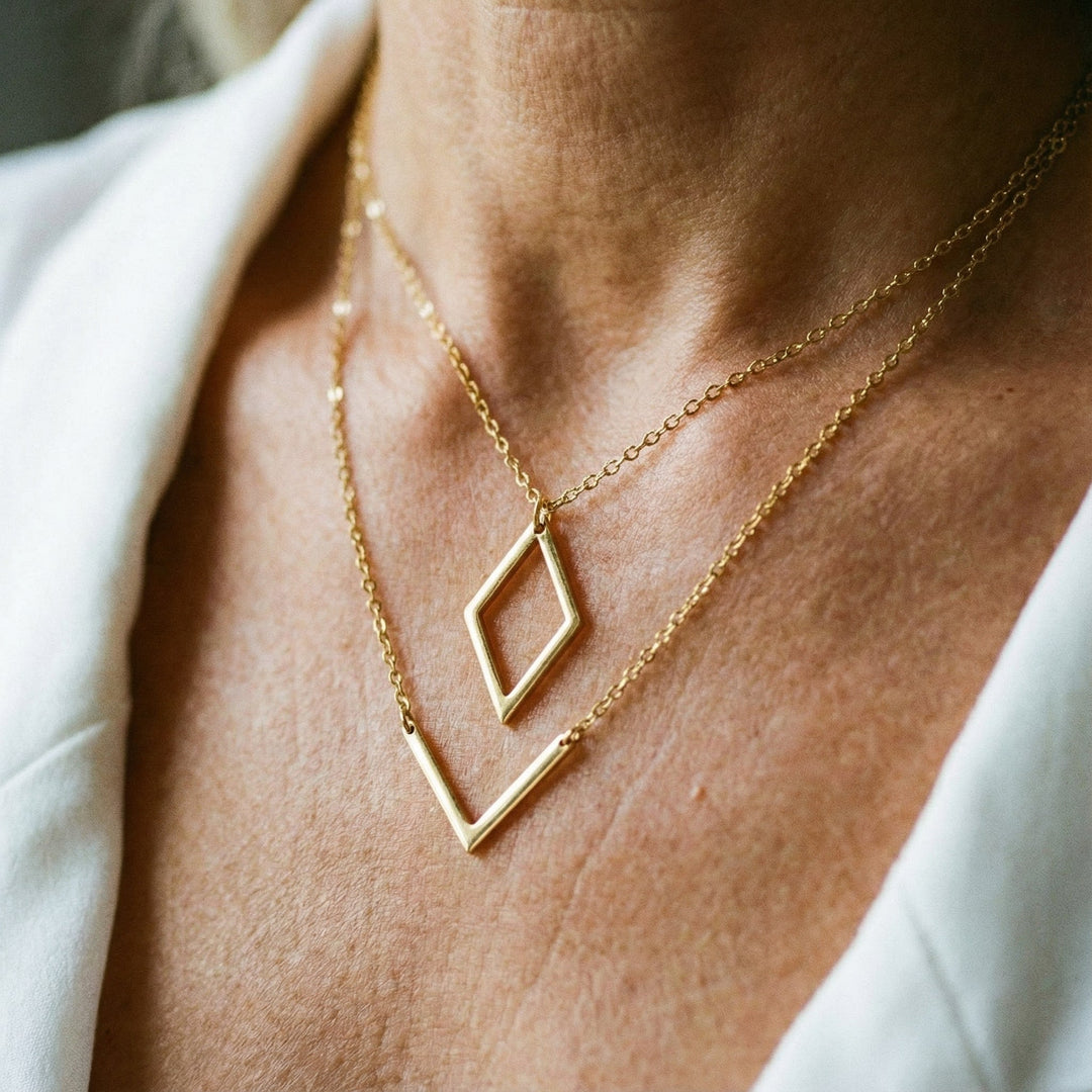 Mathea - Elegant necklace with geometric V-shaped pendant