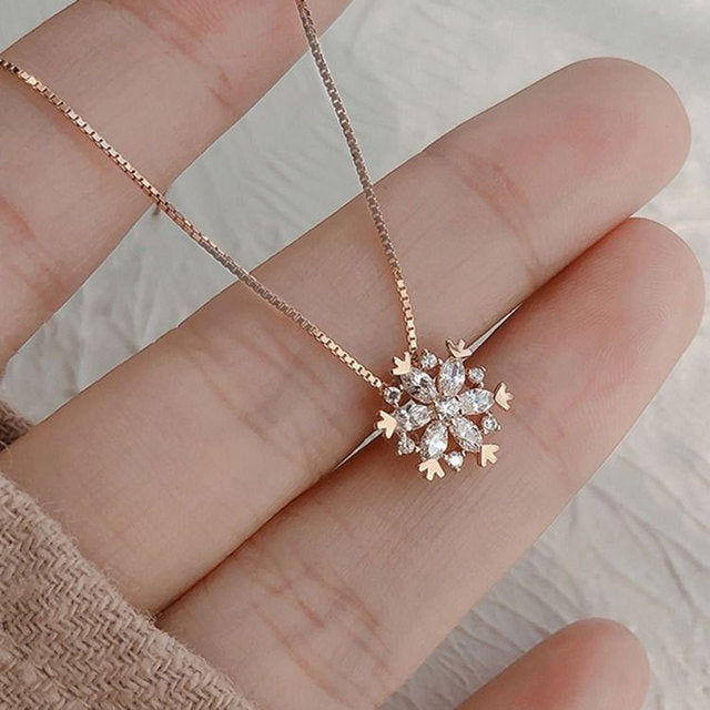 Saoirse - Necklace with Crystal Snowflake