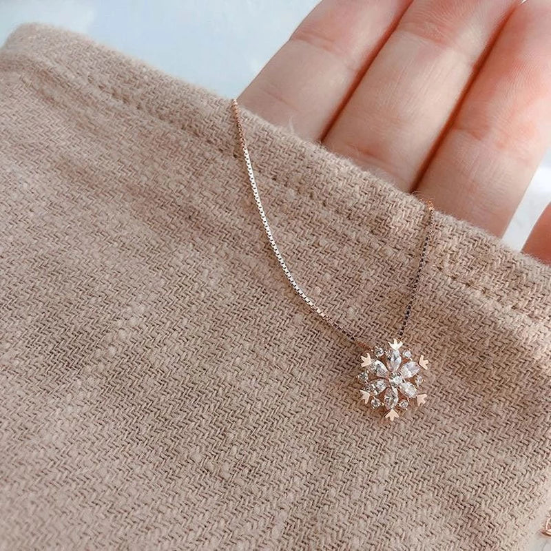 Saoirse - Necklace with Crystal Snowflake