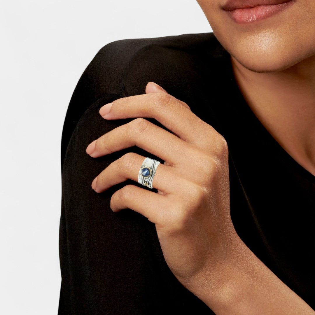 Emma - Elegant vintage silver ring with blue sapphire