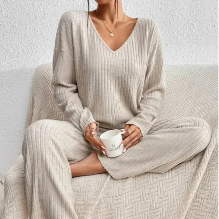 Freja – Two-piece set with straight-leg trousers and V-neck top