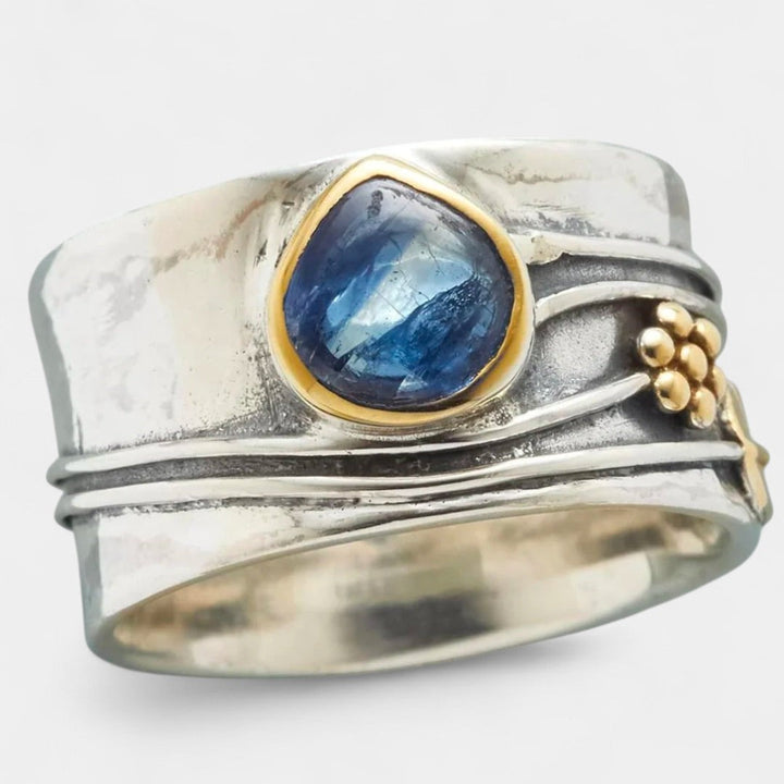 Emma - Elegant vintage silver ring with blue sapphire