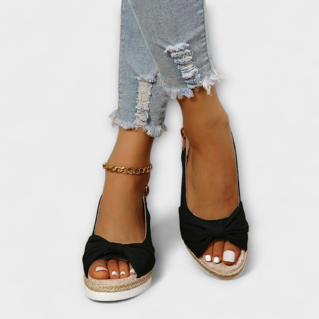 Summer sandals with a bow