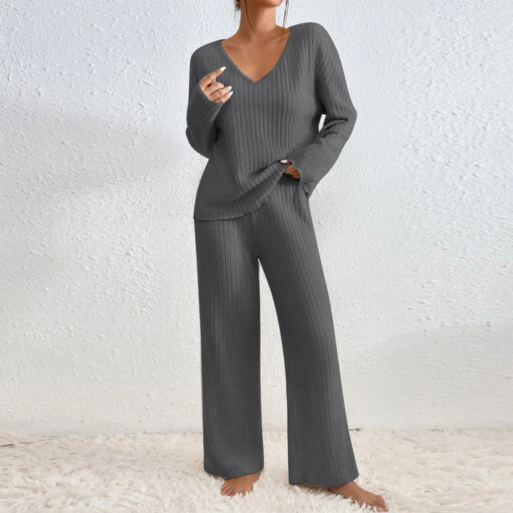 Freja – Two-piece set with straight-leg trousers and V-neck top