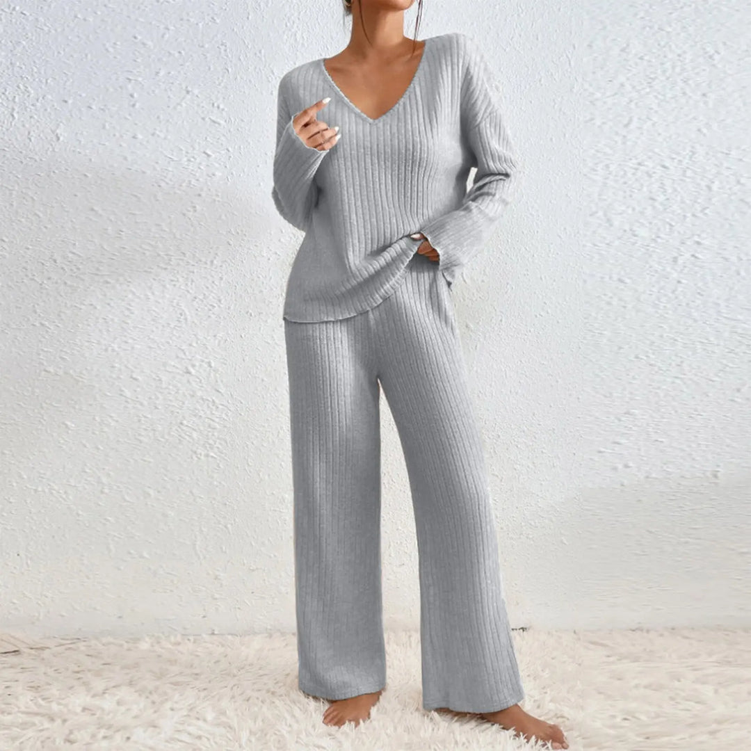 Freja – Two-piece set with straight-leg trousers and V-neck top