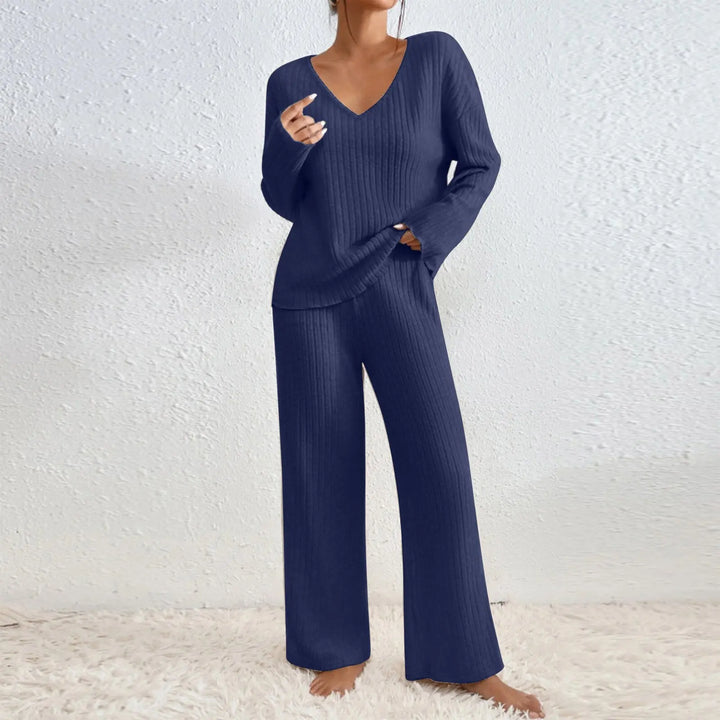 Freja – Two-piece set with straight-leg trousers and V-neck top