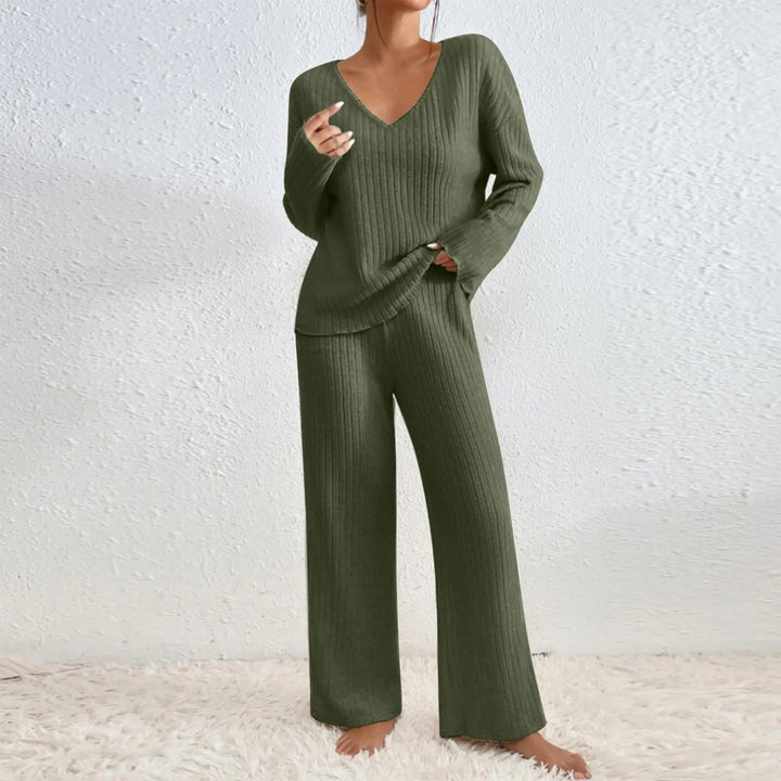 Freja – Two-piece set with straight-leg trousers and V-neck top