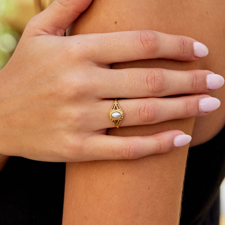 Róisín – Gold Ring with Curved Line