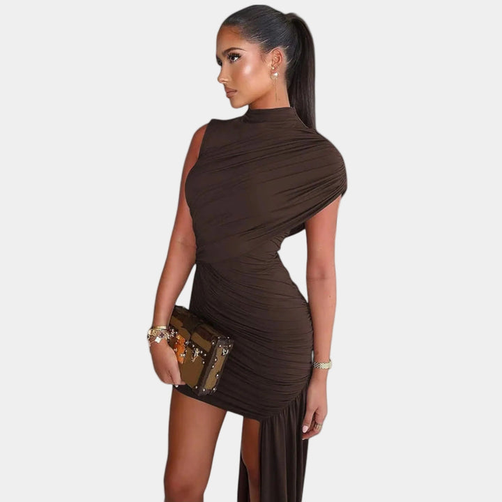 Elegant close-fitting dress with a round neckline and pleats