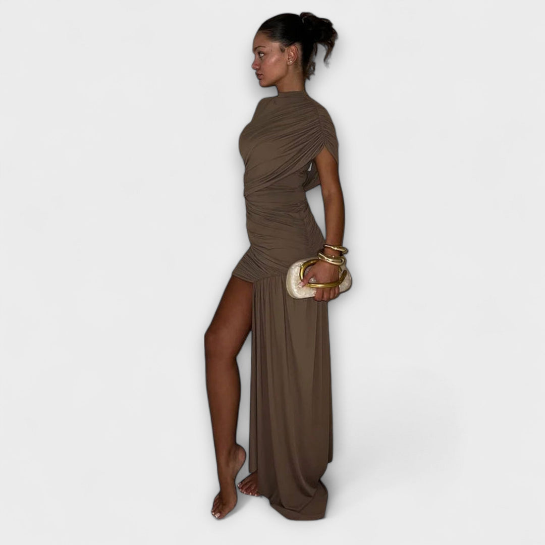 Elegant close-fitting dress with a round neckline and pleats