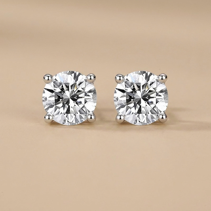 Agnete - Classic solitaire earrings in luxurious moissanite