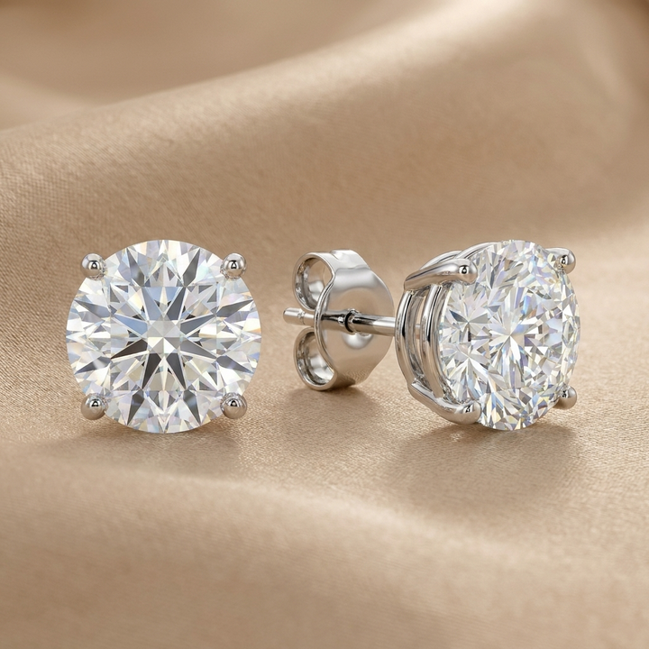 Agnete - Classic solitaire earrings in luxurious moissanite