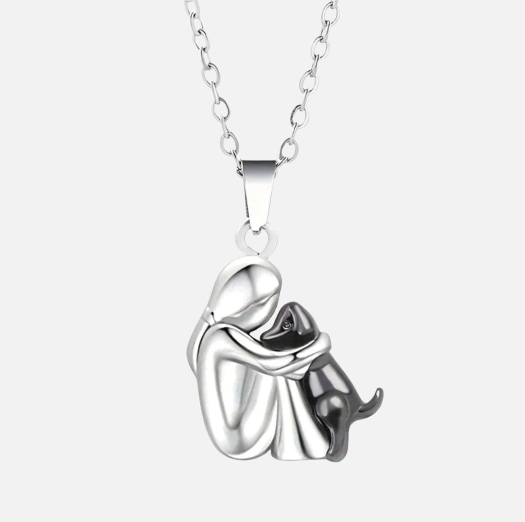 Necklace with "Hug" pendant