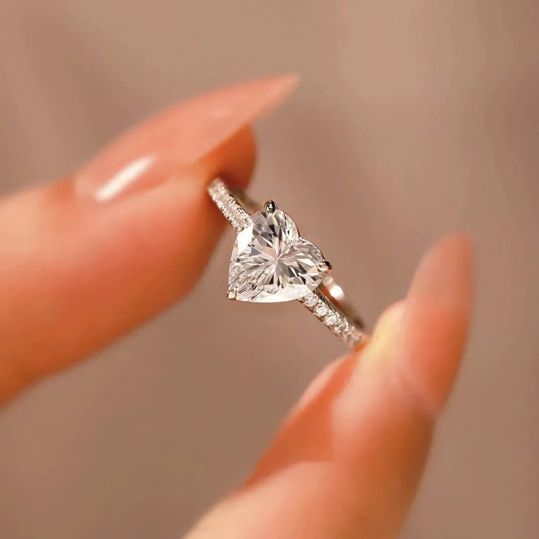 Vibeke - Ring with heart-shaped stone