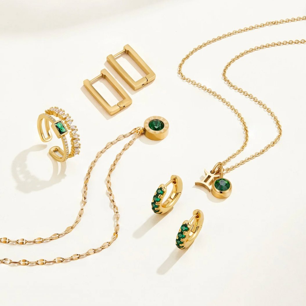 Niamh – Gold Ring with Green Emerald Details.