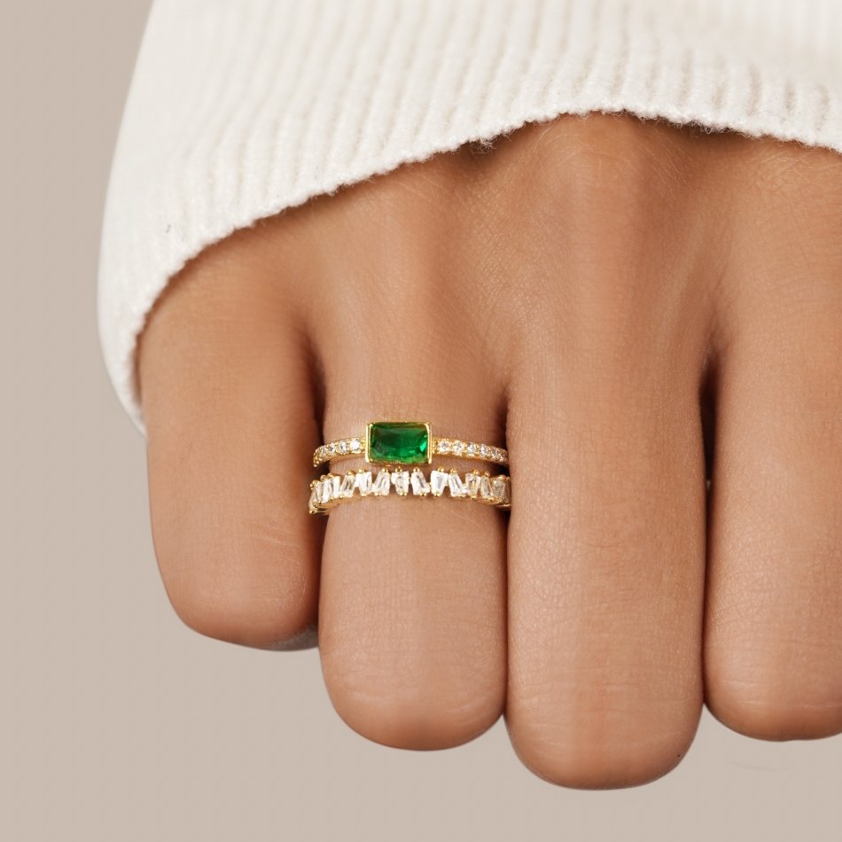 Niamh – Gold Ring with Green Emerald Details.