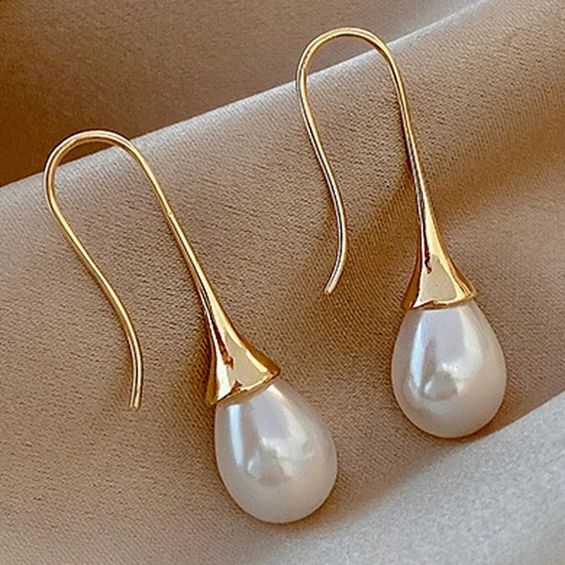 Niamh - Classic Pearl Earrings