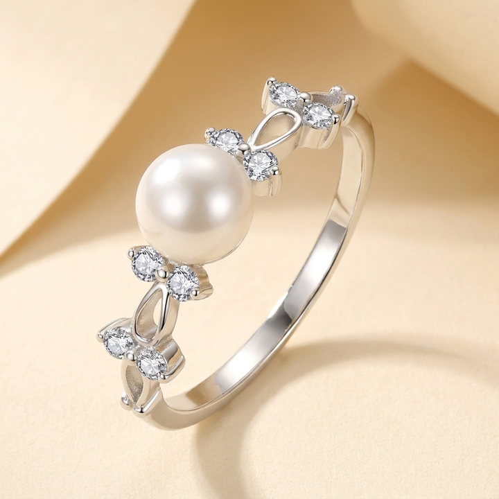 Lærke – Fine pearl ring with gold chain