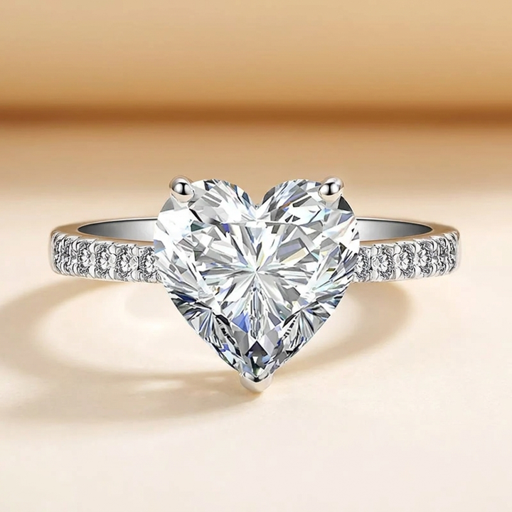Vibeke - Ring with heart-shaped stone