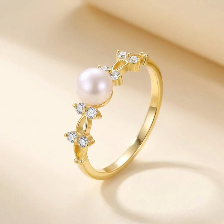 Lærke – Fine pearl ring with gold chain