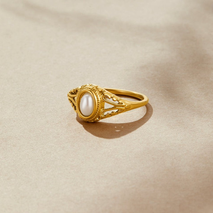 Róisín – Gold Ring with Curved Line