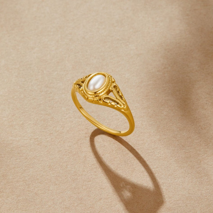 Róisín – Gold Ring with Curved Line