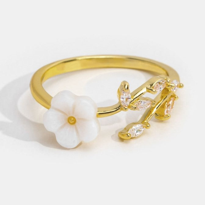 Caoimhe – Gold Ring with White Flower Decorations.