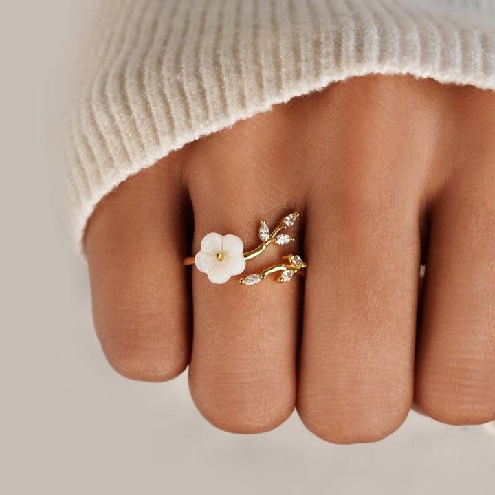 Caoimhe – Gold Ring with White Flower Decorations.