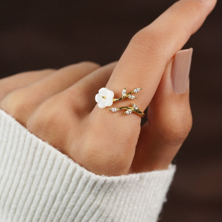 Caoimhe – Gold Ring with White Flower Decorations.
