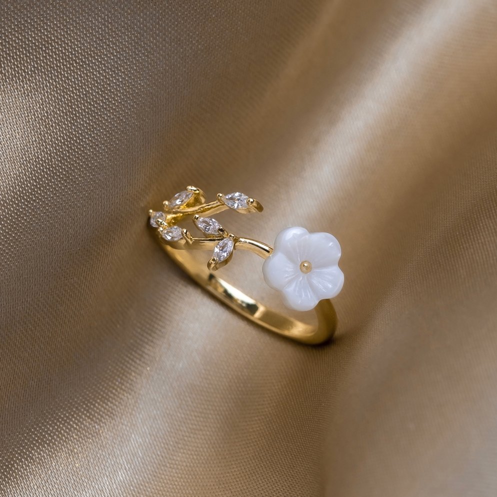 Caoimhe – Gold Ring with White Flower Decorations.