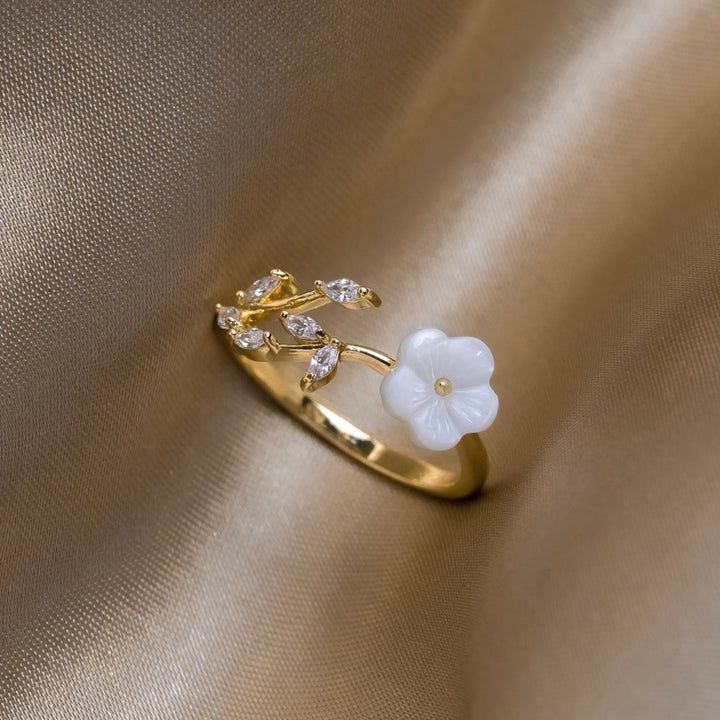 Caoimhe – Gold Ring with White Flower Decorations.