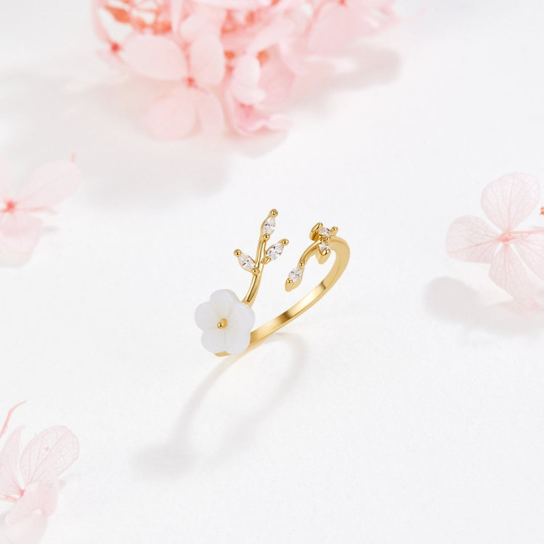 Caoimhe – Gold Ring with White Flower Decorations.