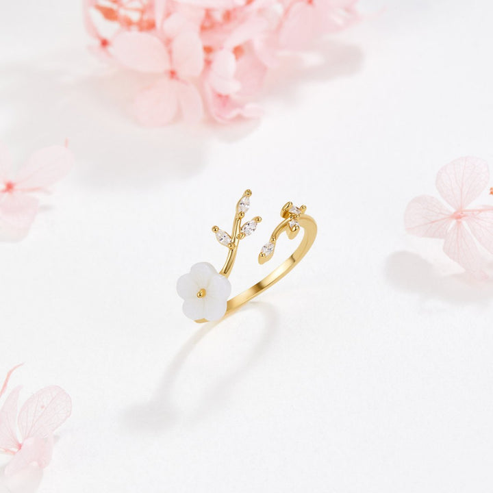 Caoimhe – Gold Ring with White Flower Decorations.