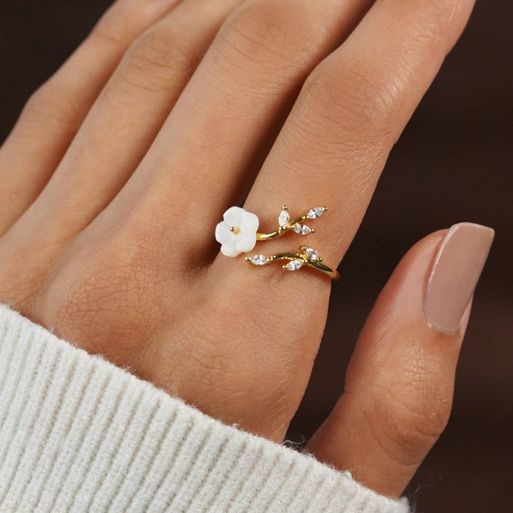 Caoimhe – Gold Ring with White Flower Decorations.